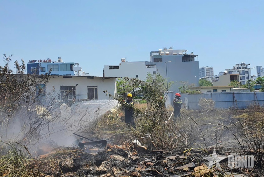 Kịp thời khống chế, dập tắt đám cháy tại khu vực sân bay Nha Trang cũ